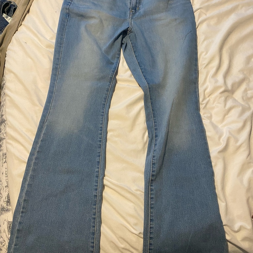 Levi’s 725 High-Rise Bootcut jeans in light wash, brand new with tags. Size 31